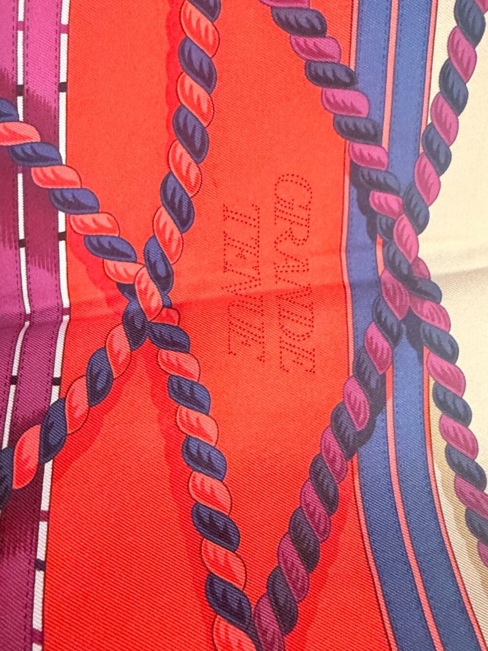 Auth HERMÈS Iconic Grand Tenue Silk Scarf, an Elizabeth II favorite design - Picture 5 of 10